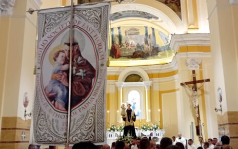 Brusciano, Messa e Processione del Santo per la 150^ Festa dei Gigli 3 7. Vessillo GSEHNY USA Fine Processione Antoniana 150^ Festa Gigli Brusciano 27.8.2025 Copia